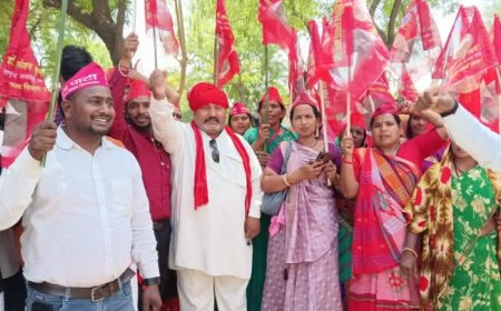 जौनपुर में निषाद पार्टी के कार्यकर्ताओं ने जिला मुख्यालय पर किया धरना प्रदर्शन