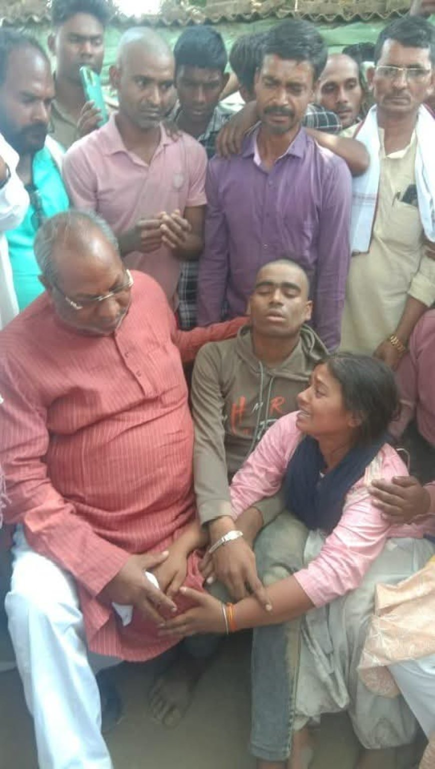 शिवपुर चकदहा में हुए दोहरे निषाद हत्याकांड के पीड़ित परिजनों से निषाद पार्टी राष्ट्रीय अध्यक्ष ने की मुलाक़ात