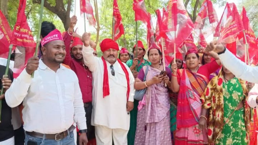 जौनपुर में निषाद पार्टी के कार्यकर्ताओं ने जिला मुख्यालय पर किया धरना प्रदर्शन